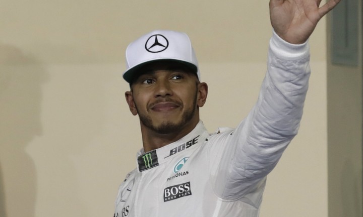 Hamilton skolil Ferrari a vyrovnal sa Michaelovi Schumacherovi